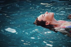 ragazza relax in piscina