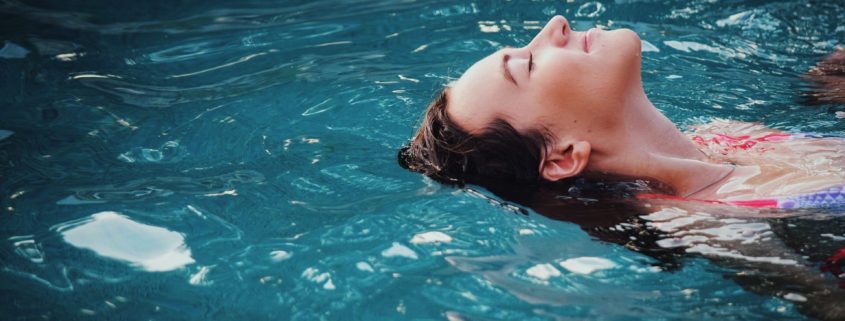 ragazza relax in piscina