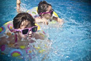 bambini giocano in piscina