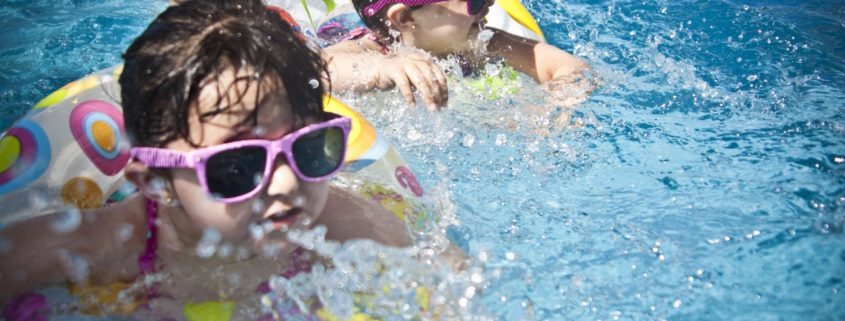 bambini giocano in piscina