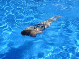 ragazza che nuota in piscina