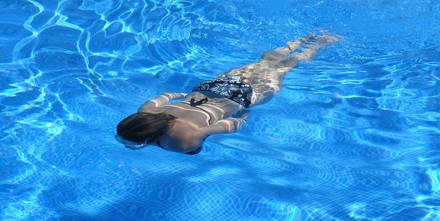 ragazza che nuota in piscina