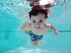 bambini in piscina e sicurezza
