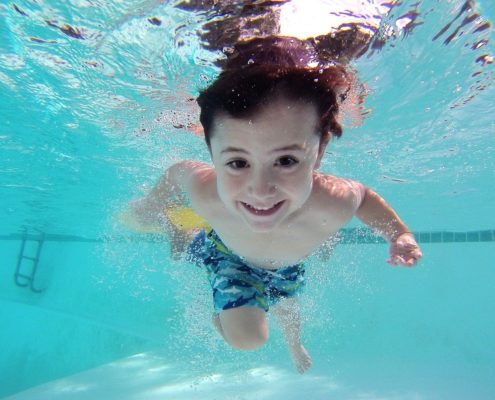 bambini in piscina e sicurezza