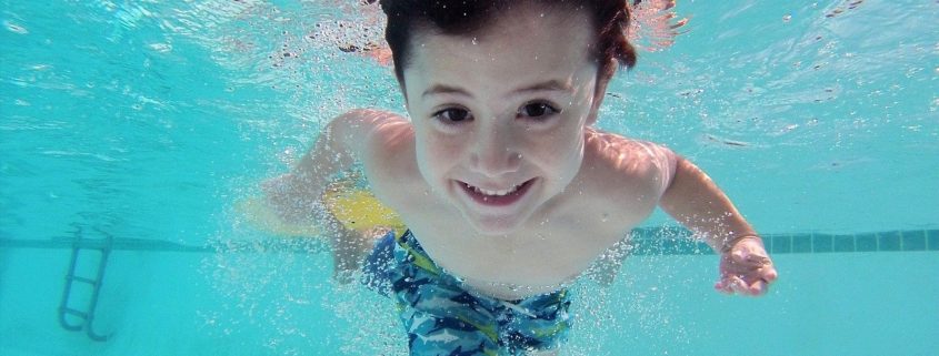 bambini in piscina e sicurezza